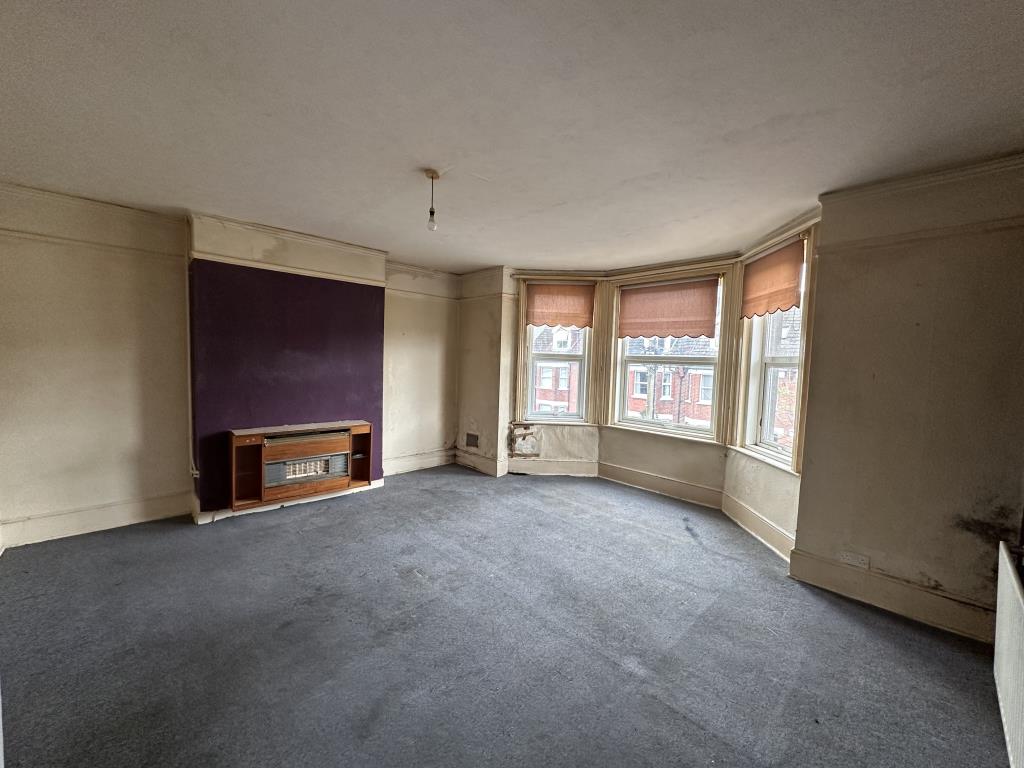 Lot: 46 - TWO-BEDROOM MAISONETTE FOR REFURBISHMENT - Living Room